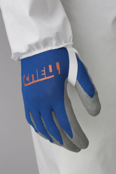 Дополнительная фиксация рукава в виде эластичной петли на большом пальце